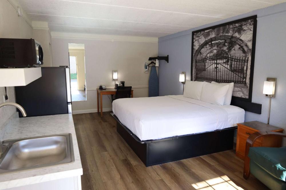 King Room - Non-Smoking interior