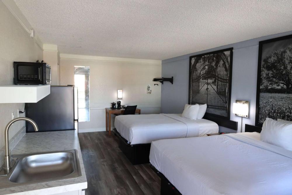 Studio with Two Queen Beds - Non-Smoking interior