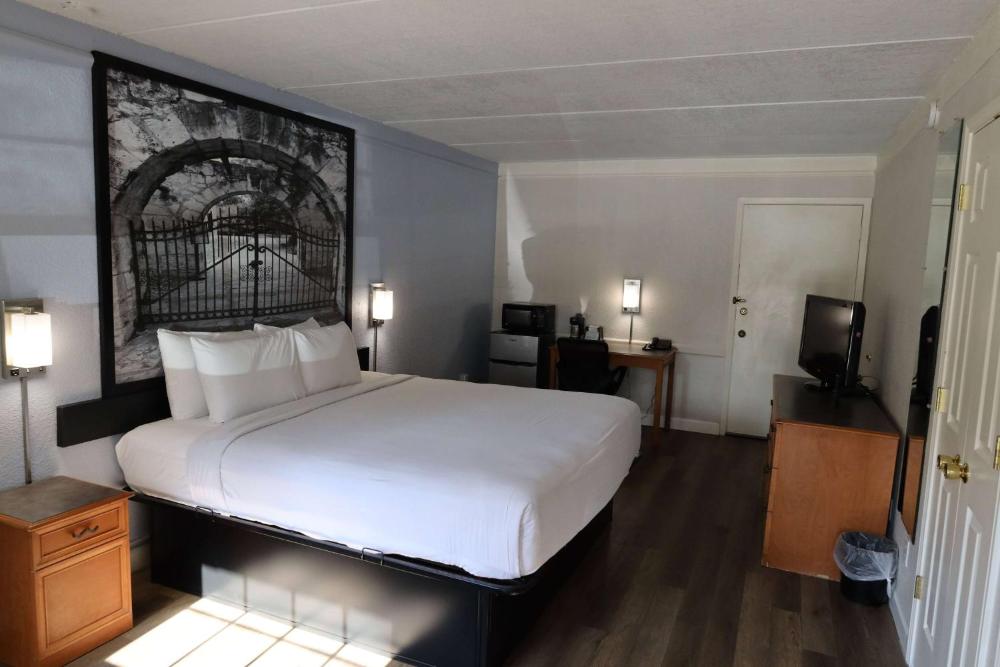 Super 8 by Wyndham Austin South I-35